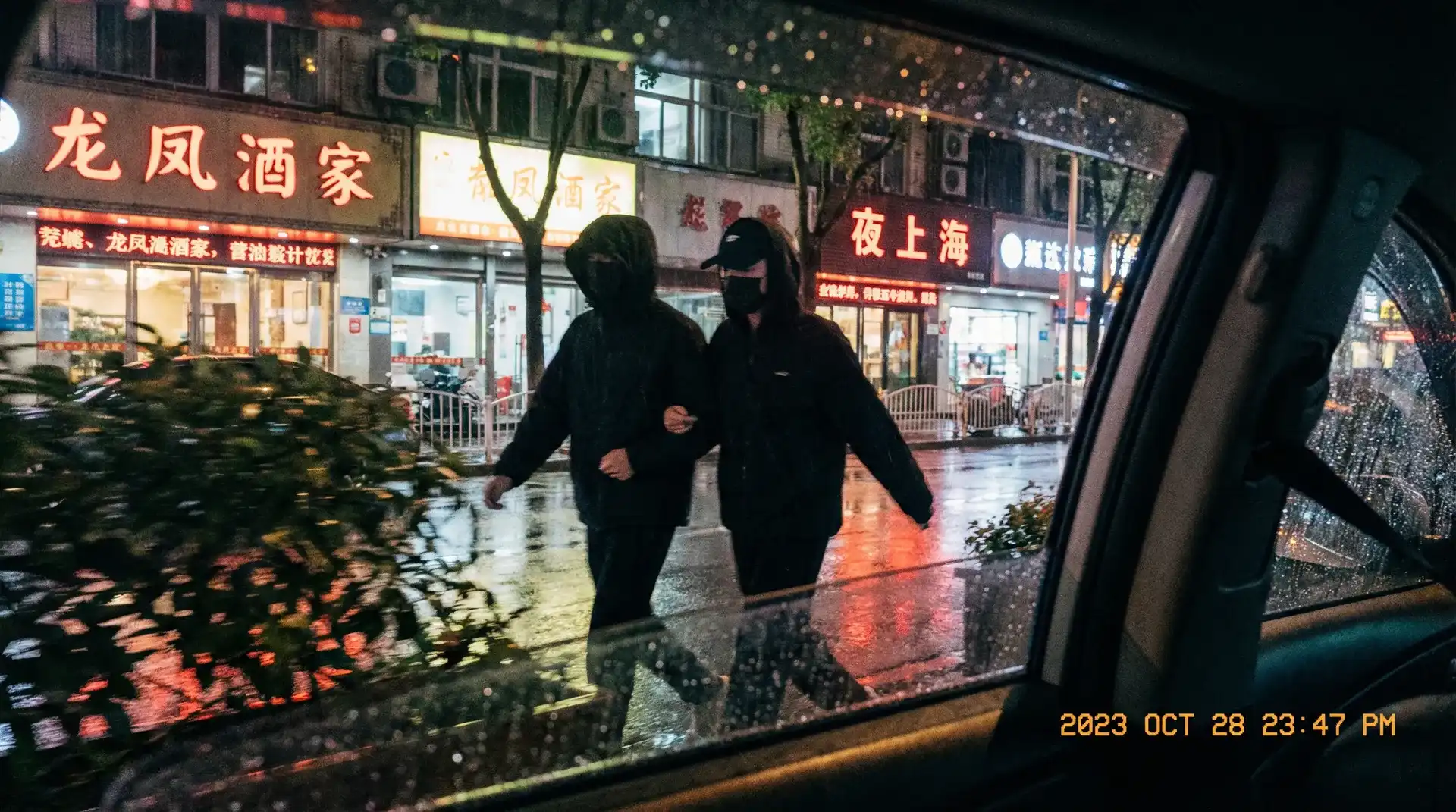无码av一级毛片免费 - 顶流明星深夜密会现场抓拍照片